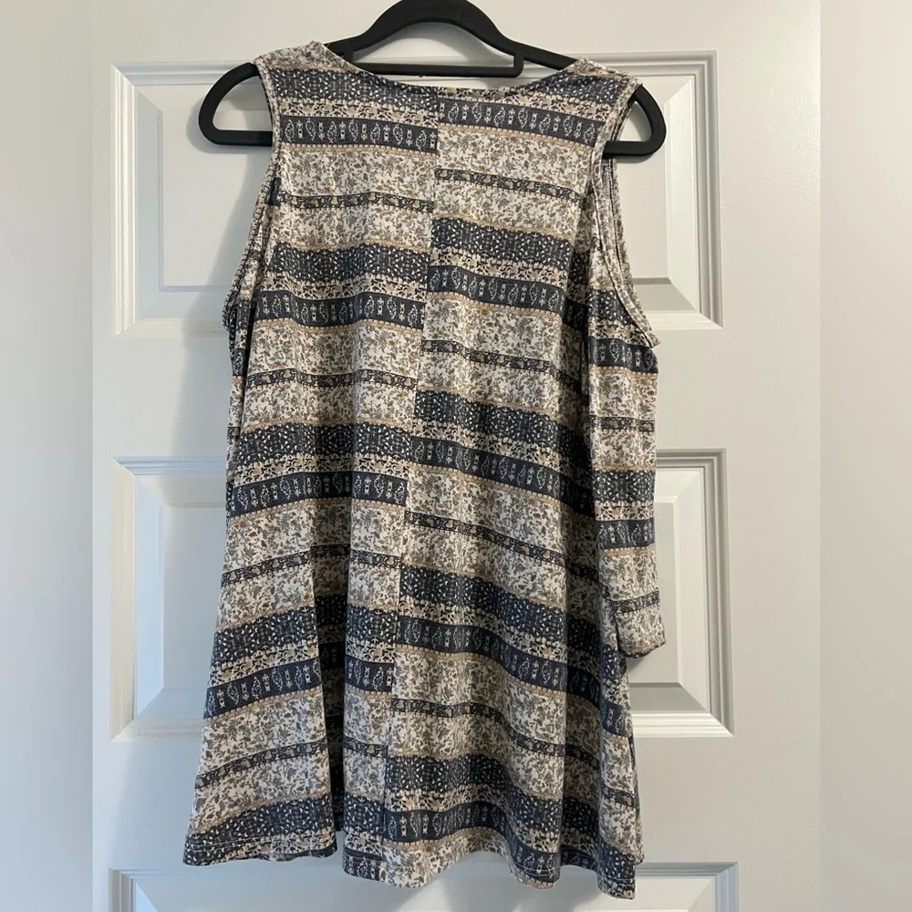 Boho Patterned Cold Shoulder Top - Picture 4 of 4